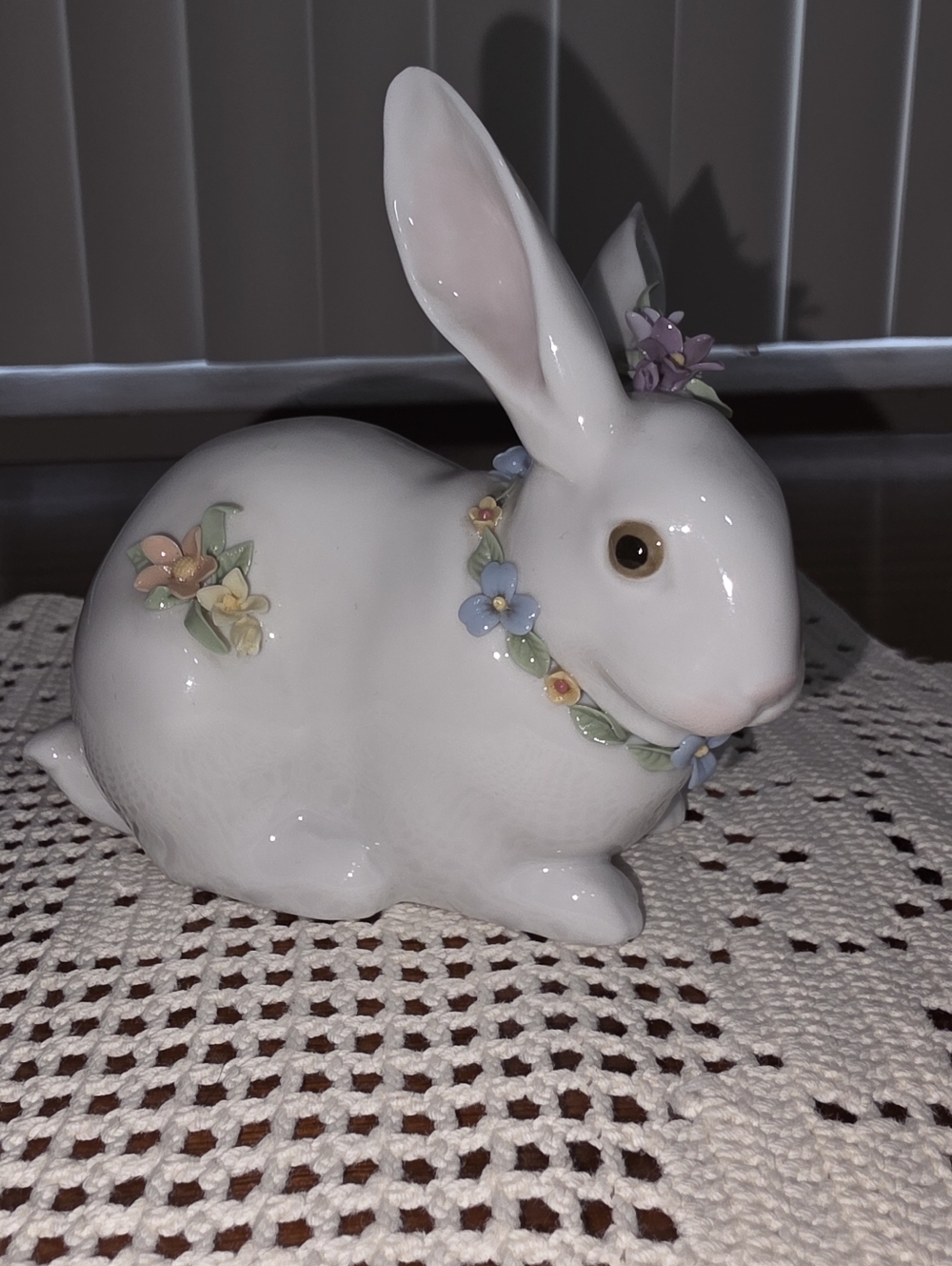 Lladro Attentive Bunny #6098 Flowers Great Condition